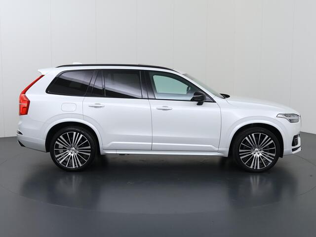 Volvo XC90 T8 Geartronic Recharge R-Design Edition | SOH 98,7% | Navigatie | Panoramadak | Luchtvering | 360° Camera | HUD | 22" Lichtmetalen Velgen | Cruise Control Adaptief | Elek. Stoelen met Geheugen | Harman/Kardon |
