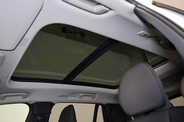 Volvo XC90 T8 Recharge AWD Plus Dark - Panorama/schuifdak - IntelliSafe Assist & Surround - 360º Camera - Harman/Kardon audio - Adaptieve LED koplampen - Verwarmde voorstoelen, stuur & achterbank - Parkeersensoren voor & achter - Elektr. bedienb. voorstoelen met geheugen - Head up display - Draadloze tel. lader - Extra getint glas - 21' LMV