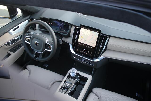 Volvo XC90 T8 Plug-in hybrid AWD Ultra Bright Exec. Ed. | Verwarmde, Geventileerde en Masserende Voorstoelen | Luchtvering | Panoramisch Schuif-/Kanteldak | 360º Camera | Gelamineerd en Getint Glas Achter| Bowers & Wilkins | 22 Lichtmetalen velgen.