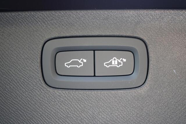 Volvo XC90 T8 Plug-in hybrid AWD Ultra Bright Exec. Ed. | Verwarmde, Geventileerde en Masserende Voorstoelen | Luchtvering | Panoramisch Schuif-/Kanteldak | 360º Camera | Gelamineerd en Getint Glas Achter| Bowers & Wilkins | 22 Lichtmetalen velgen.