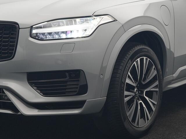 Volvo XC90 T8 Recharge AWD Plus Dark Long Range 7 Persoons PHEV 456pk Dealer O.H. | Trekhaak Af Fabriek | Panodak | Luchtvering | Adaptive Cruise | 360 Camera | Lederen Sportstoelen Memory & Verwarmd | Harman / Kardon | Keyless | Blis | Stuur Verwarmd | Apple Carplay | Plug In Hybrid |