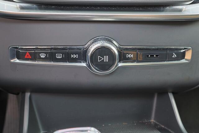Volvo XC90 T8 Recharge AWD Ultra Dark - Luchtvering - Panorama/schuifdak - IntelliSafe Assist & Surround - 360º Camera - Bowers & Wilkins audio - Adaptieve LED koplampen - Verwarmde voorstoelen, stuur & achterbank - Parkeersensoren voor & achter - Elektr. bedienb. voorstoelen met geheugen - Geventileerde voorstoelen - Head up display - Draadloze tel. lader - Extra getint glas - Inklapbare trekhaak - 21' LMV