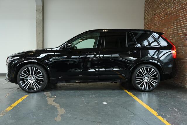 Volvo XC90 T8 Automaat AWD Ultra Dark | Bowers & Wilkins | Luchtvering | Panoramadak | Rondom zichtcamera | 22" Lichtmetalen velgen | Verwarmbare voorstoelen | Verwarmbaar stuurwiel | Massagefunctie voorstoelen | Ventileerbare voorstoelen | Verwarmbare achterbank