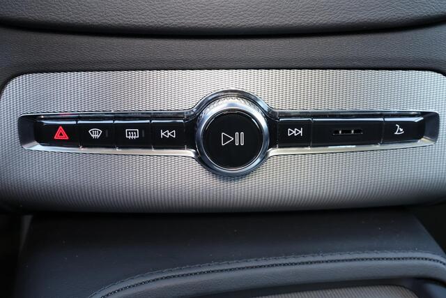 Volvo XC90 T8 Recharge AWD Ultimate Dark - Luchtvering - Panorama/schuifdak - IntelliSafe Assist & Surround - 360º Camera - Verwarmde voorstoelen, stuur & achterbank - Parkeersensoren voor & achter - Elektr. bedienb. voorstoelen met geheugen - Head up display - Draadloze tel. lader - Extra getint glas - Elektr. inklapbare trekhaak - 20' LMV