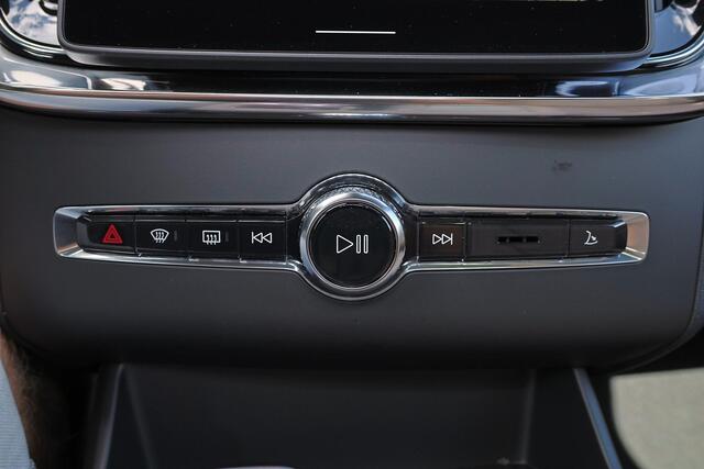 Volvo XC90 T8 Recharge AWD Ultra Dark Exec. Ed. - Luchtvering - Panorama/schuifdak - IntelliSafe Assist & Surround - 360º Camera - Bowers & Wilkins audio - Adaptieve LED koplampen - Verwarmde voorstoelen, stuur & achterbank - Parkeersensoren voor & achter - Elektr. bedienb. voorstoelen met geheugen - Head up display - Draadloze tel. lader - Extra getint glas - 22' LMV