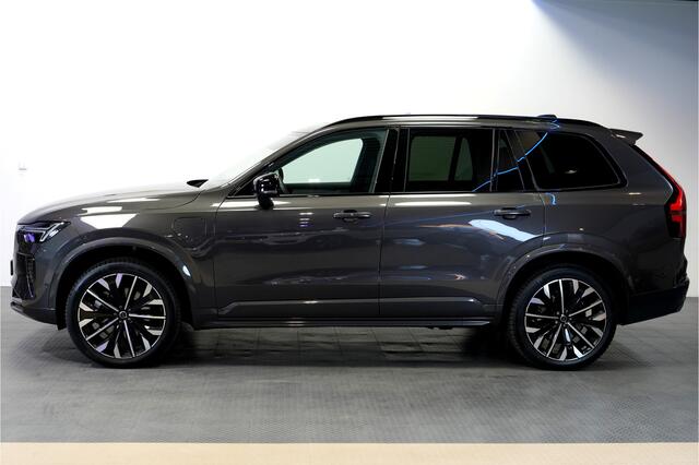 Volvo XC90 2.0 T8 AWD 335kW/456pk Aut8 Plug-in hybrid Ultra Dark 7P PANORAMADAK + HARMAN/KARDON + 360 CAMERA + STOELVANTILATIE&-MASSAGE + PILOT ASSIST + STOEL-&STUURVERWARMING + ALCANTARA HEMEL + ADAPT.CRUISE + BLIS + PARKSENSOREN V&A + 21" LM-VELGEN!!