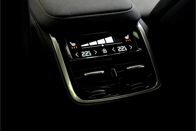 Volvo XC90 2.0 T8 AWD 335kW/456pk Aut8 Plug-in hybrid Ultra Dark 7P PANORAMADAK + HARMAN/KARDON + 360 CAMERA + STOELVANTILATIE&-MASSAGE + PILOT ASSIST + STOEL-&STUURVERWARMING + ALCANTARA HEMEL + ADAPT.CRUISE + BLIS + PARKSENSOREN V&A + 21" LM-VELGEN!!