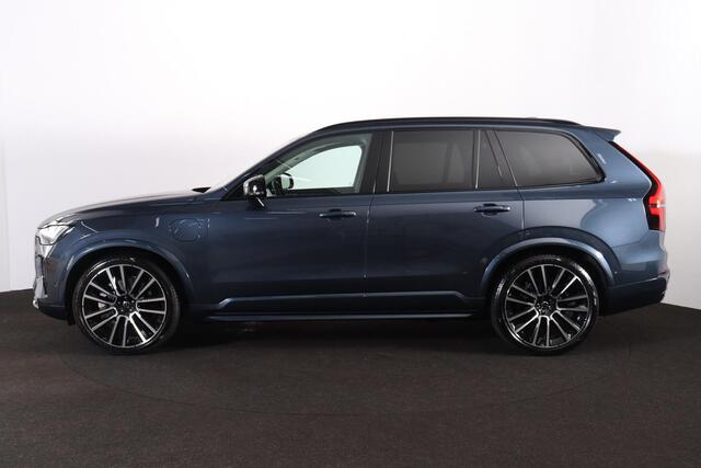 Volvo XC90 T8 Recharge AWD Ultra Dark - Luchtvering - Panorama/schuifdak - IntelliSafe Assist & Surround - Bowers & Wilkins audio - Adaptieve LED koplampen - Parkeercamera achter - Verwarmde voorstoelen, stuur & achterbank - Parkeersensoren voor & achter - Elektr. bedienb. voorstoelen met geheugen - Geventileerde voorstoelen - Head up display - Draadloze tel. lader - Extra getint glas - Inklapbare trekhaak - 22' LMV