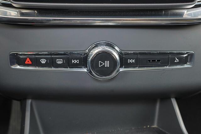 Volvo XC90 T8 Recharge AWD Ultra Dark - Luchtvering - Panorama/schuifdak - IntelliSafe Assist & Surround - Bowers & Wilkins audio - Adaptieve LED koplampen - Parkeercamera achter - Verwarmde voorstoelen, stuur & achterbank - Parkeersensoren voor & achter - Elektr. bedienb. voorstoelen met geheugen - Geventileerde voorstoelen - Head up display - Draadloze tel. lader - Extra getint glas - Inklapbare trekhaak - 22' LMV