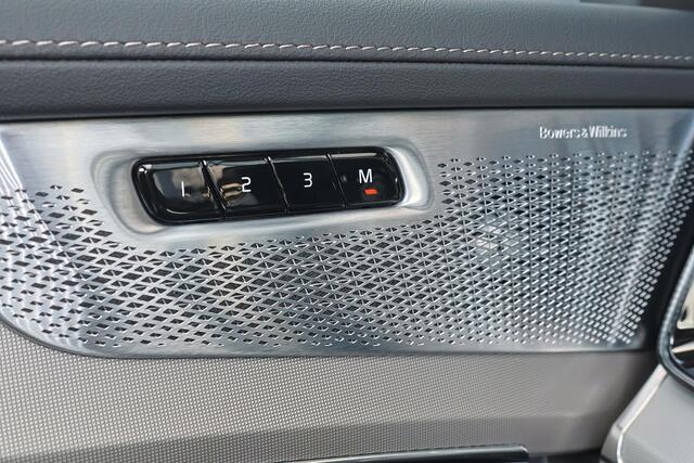 Volvo XC90 T8 Recharge AWD Ultra Dark Exec. Ed. - Luchtvering - Panorama/schuifdak - IntelliSafe Assist & Surround - 360º Camera - Bowers & Wilkins audio - Adaptieve LED koplampen - Verwarmde voorstoelen, stuur & achterbank - Parkeersensoren voor & achter - Elektr. bedienb. voorstoelen met geheugen - Geventileerde voorstoelen - Head up display - Draadloze tel. lader - Extra getint glas - 22' LMV
