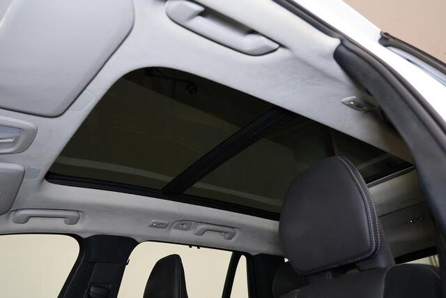 Volvo XC90 T8 Recharge AWD Ultra Dark - Luchtvering - Panorama/schuifdak - IntelliSafe Assist & Surround - 360º Camera - Bowers & Wilkins audio - Verwarmde voorstoelen, stuur & achterbank - Parkeersensoren voor & achter - Elektr. bedienb. voorstoelen met geheugen - Geventileerde voorstoelen - Head up display - Draadloze tel. lader - Inklapbare trekhaak - 21' LMV