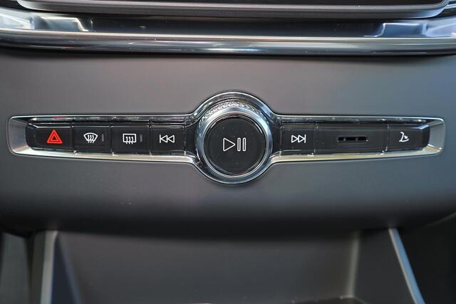 Volvo XC90 T8 Plug-in hybrid AWD Ultra Dark - Luchtvering - Panorama/schuifdak - IntelliSafe Assist & Surround - Harman Kardon audio - Adaptieve LED koplampen - 360º camera - Verwarmde voorstoelen, stuur & achterbank - Elektr. bedienb. voorstoelen met geheugen, ventilate en massage - Head up display - Draadloze tel. lader - Extra getint glas - 22 inch LMV - Parkeersensoren voor & achter