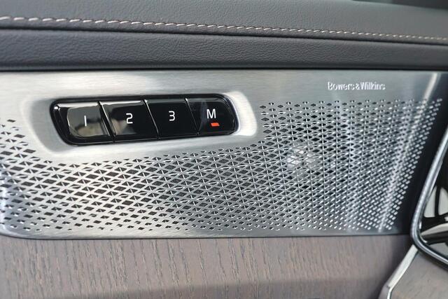 Volvo XC90 T8 Recharge AWD Ultra Bright Exec. Ed. - Luchtvering - Panorama/schuifdak - IntelliSafe Assist & Surround - 360º Camera - Bowers & Wilkins audio - Adaptieve LED koplampen - Verwarmde voorstoelen, stuur & achterbank - Parkeersensoren voor & achter - Elektr. bedienb. voorstoelen met geheugen - Geventileerde voorstoelen - Head up display - Draadloze tel. lader - Extra getint glas - 22' LMV