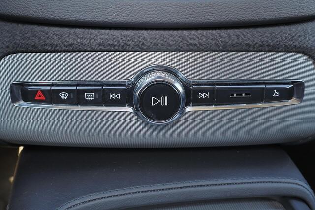 Volvo XC90 T8 Recharge AWD Ultimate Bright - Panorama/schuifdak - IntelliSafe Assist & Surround - 360º Camera - Harman/Kardon audio - Adaptieve LED koplampen - Verwarmde voorstoelen, stuur & achterbank - Parkeersensoren voor & achter - Elektr. bedienb. voorstoelen met geheugen - Draadloze tel. lader - Extra getint glas - Inklapbare trekhaak - 20' LMV