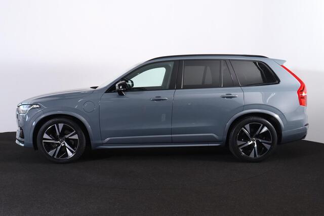 Volvo XC90 T8 Recharge AWD R-Design - Luchtvering - Panorama/schuifdak - IntelliSafe Assist & Surround - 360º Camera - Harman/Kardon audio - Adaptieve LED koplampen - Verwarmde voorstoelen, stuur & achterbank - Parkeersensoren voor & achter - Elektr. bedienb. voorstoelen met geheugen - Head up display - Extra getint glas - Elektr. inklapbare trekhaak - 20' LMV
