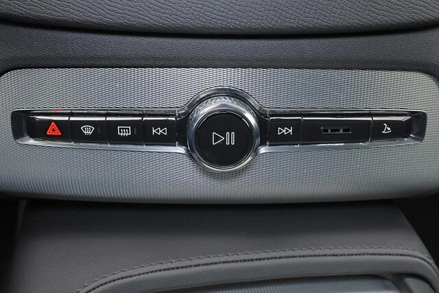 Volvo XC90 T8 Recharge AWD Core Bright - IntelliSafe Assist & Surround - Adaptieve LED koplampen - Harman/Kardon audio - Parkeercamera achter - Verwarmde voorstoelen, stuur & achterbank - Parkeersensoren voor & achter - Draadloze tel. lader - Extra getint glas - Inklapbare trekhaak - 20' LMV