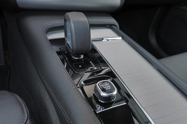 Volvo XC90 T8 Recharge AWD Core Bright - IntelliSafe Assist & Surround - Adaptieve LED koplampen - Harman/Kardon audio - Parkeercamera achter - Verwarmde voorstoelen, stuur & achterbank - Parkeersensoren voor & achter - Draadloze tel. lader - Extra getint glas - Inklapbare trekhaak - 20' LMV