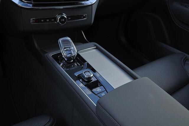 Volvo XC90 T8 Recharge AWD Ultra Dark Exec. Ed. - Luchtvering - Panorama/schuifdak - IntelliSafe Assist & Surround - 360º Camera - Bowers & Wilkins audio - Adaptieve LED koplampen - Verwarmde voorstoelen, stuur & achterbank - Parkeersensoren voor & achter - Elektr. bedienb. voorstoelen met geheugen - Geventileerde voorstoelen - Head up display - Draadloze tel. lader - Extra getint glas - 22' LMV