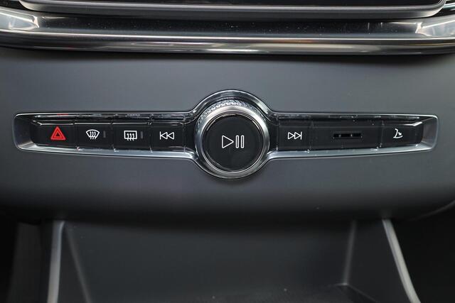 Volvo XC90 T8 Recharge AWD Ultra Dark Exec. Ed. - Luchtvering - Panorama/schuifdak - IntelliSafe Assist & Surround - 360º Camera - Bowers & Wilkins audio - Adaptieve LED koplampen - Verwarmde voorstoelen, stuur & achterbank - Parkeersensoren voor & achter - Elektr. bedienb. voorstoelen met geheugen - Geventileerde voorstoelen - Head up display - Draadloze tel. lader - 22' LMV