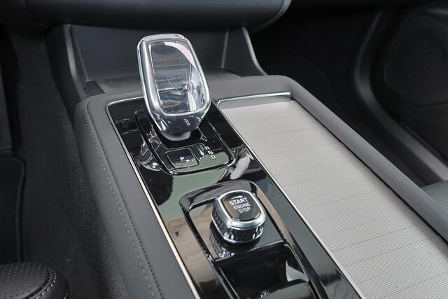Volvo XC90 T8 Recharge AWD Ultra Dark Exec. Ed. - Luchtvering - Panorama/schuifdak - IntelliSafe Assist & Surround - 360º Camera - Bowers & Wilkins audio - Adaptieve LED koplampen - Verwarmde voorstoelen, stuur & achterbank - Parkeersensoren voor & achter - Elektr. bedienb. voorstoelen met geheugen - Geventileerde voorstoelen - Head up display - Draadloze tel. lader - 22' LMV