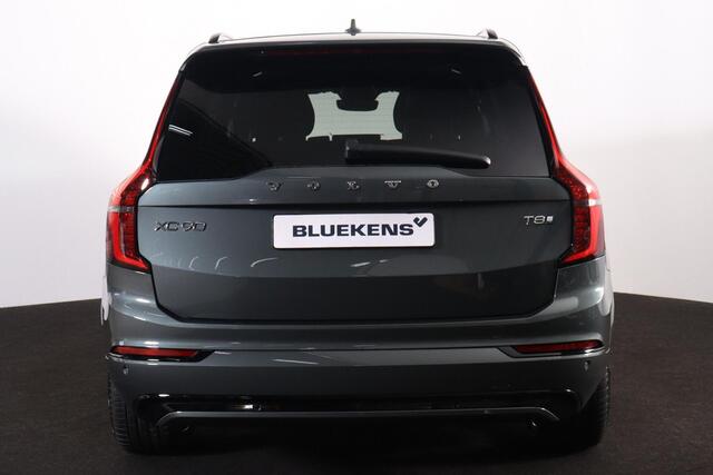 Volvo XC90 T8 Recharge AWD Ultra Dark Exec. Ed. - Luchtvering - Panorama/schuifdak - IntelliSafe Assist & Surround - 360º Camera - Bowers & Wilkins audio - Adaptieve LED koplampen - Verwarmde voorstoelen, stuur & achterbank - Parkeersensoren voor & achter - Elektr. bedienb. voorstoelen met geheugen - Head up display - Draadloze tel. lader - Extra getint glas - 22' LMV