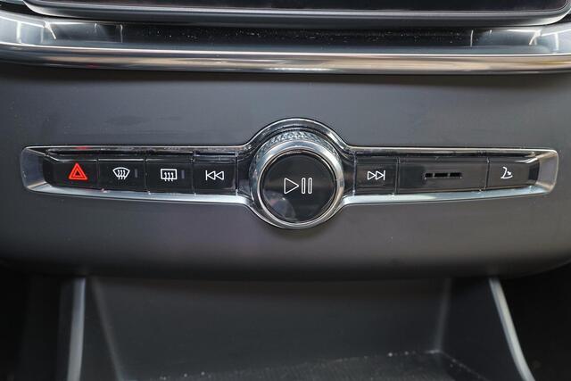 Volvo XC90 T8 Plug-in hybrid AWD Ultra Bright Exec. Ed. - Luchtvering - Panorama/schuifdak - IntelliSafe Assist & Surround - 360º Camera - Bowers & Wilkins audio - Adaptieve LED koplampen - Verwarmde voorstoelen, stuur & achterbank - Parkeersensoren voor & achter - Elektr. bedienb. voorstoelen met geheugen - Head up display - Draadloze tel. lader - Extra getint glas - 22' LMV