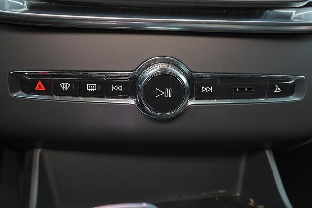 Volvo XC90 T8 Recharge AWD Ultra Dark - Luchtvering - Panorama/schuifdak - IntelliSafe Assist & Surround - 360º Camera - B&W Audio - Verwarmde voorstoelen, stuur & achterbank - Parkeersensoren voor & achter - Elektr. bedienb. voorstoelen met geheugen - Head up display - Draadloze tel. lader - Extra getint glas - 21' LMV