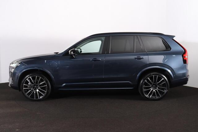 Volvo XC90 T8 Recharge AWD Ultra Dark - Luchtvering - Panorama/schuifdak - IntelliSafe Assist & Surround - 360º Camera - Bowers & Wilkins audio - Adaptieve LED koplampen - Verwarmde voorstoelen, stuur & achterbank - Parkeersensoren voor & achter - Elektr. bedienb. voorstoelen met geheugen - Geventileerde voorstoelen - Draadloze tel. lader - Extra getint glas - Inklapbare trekhaak - 22' LMV