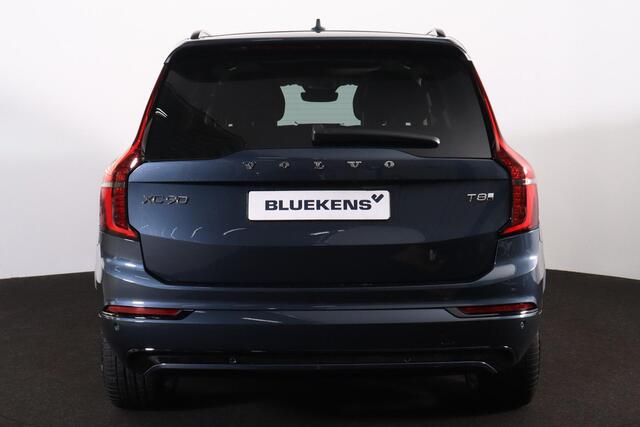 Volvo XC90 T8 Recharge AWD Ultra Dark - Luchtvering - Panorama/schuifdak - IntelliSafe Assist & Surround - 360º Camera - Bowers & Wilkins audio - Adaptieve LED koplampen - Verwarmde voorstoelen, stuur & achterbank - Parkeersensoren voor & achter - Elektr. bedienb. voorstoelen met geheugen - Geventileerde voorstoelen - Draadloze tel. lader - Extra getint glas - Inklapbare trekhaak - 22' LMV