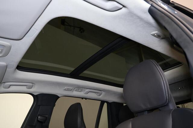 Volvo XC90 T8 Recharge AWD Ultra Dark - Luchtvering - Panorama/schuifdak - IntelliSafe Assist & Surround - 360º Camera - Bowers & Wilkins audio - Adaptieve LED koplampen - Verwarmde voorstoelen, stuur & achterbank - Parkeersensoren voor & achter - Elektr. bedienb. voorstoelen met geheugen - Geventileerde voorstoelen - Draadloze tel. lader - Extra getint glas - Inklapbare trekhaak - 22' LMV
