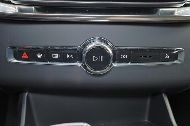 Volvo XC90 T8 Recharge AWD Ultra Dark - Luchtvering - Panorama/schuifdak - IntelliSafe Assist & Surround - 360º Camera - Bowers & Wilkins audio - Adaptieve LED koplampen - Verwarmde voorstoelen, stuur & achterbank - Parkeersensoren voor & achter - Elektr. bedienb. voorstoelen met geheugen - Geventileerde voorstoelen - Draadloze tel. lader - Extra getint glas - Inklapbare trekhaak - 22' LMV