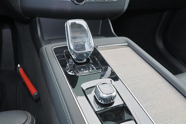 Volvo XC90 T8 Recharge AWD Ultra Dark - Luchtvering - Panorama/schuifdak - IntelliSafe Assist & Surround - 360º Camera - Bowers & Wilkins audio - Adaptieve LED koplampen - Verwarmde voorstoelen, stuur & achterbank - Parkeersensoren voor & achter - Elektr. bedienb. voorstoelen met geheugen - Geventileerde voorstoelen - Draadloze tel. lader - Extra getint glas - Inklapbare trekhaak - 22' LMV