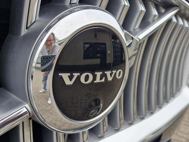 Volvo XC90 T8 Recharge AWD Inscription | Harman Kardon audiosysteem | Stuur verwarmd | Elektrisch verstelbare stoel(en) met geheugen | Extra getint glas achter |Voorstoelen verwarmd | Trekhaak | Electrische dak | Draadloos telefoon opladen