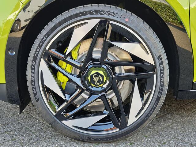 Abarth 600e Scorpionissima 54kWh 280pk | SABELT SPORTSTOELEN | ADAPTIVE CRUISE | 20" LMV | APPLE CARPLAY / ANDROID AUTO |