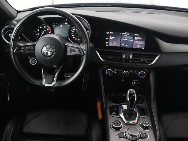 Alfa Romeo GIULIA 2.0T Sprint | Leder | Adaptive cruise | Stoel & stuurverwarming | Trekhaak | Carplay | Camera | Memory | Xenon | Navigatie | Parkeerhulp | Bluetooth