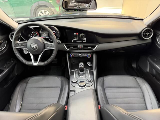 Alfa Romeo GIULIA 2.0T Super, 200Pk, 2017, 2de eigenaar, Panoramadak, Navigatie, Parkeersensoren, Xenon koplampen, Cruise control, Climate control,