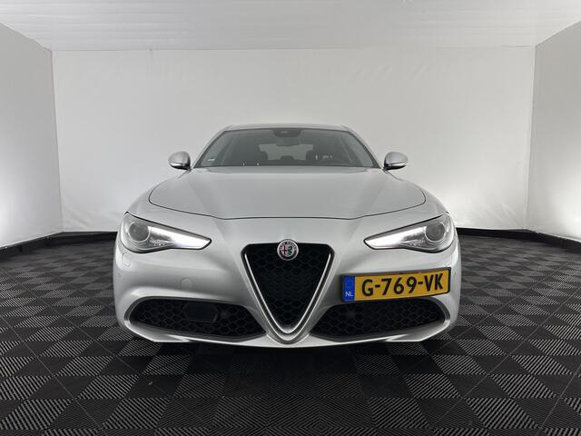 Alfa Romeo GIULIA 2.2 Super Aut. *LEATHER-FABRIC | XENON | MEMORY-PACK | NAVI-FULLMAP | CAMERA | HEATED-COMFORT-SEATS | KEYLESS | PRIVACY-GLASS | SHIFT-PADDLES | ECC | PDC | CRUISE | 17''ALU*
