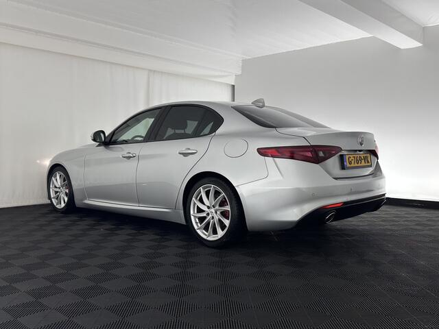 Alfa Romeo GIULIA 2.2 Super Aut. *LEATHER-FABRIC | XENON | MEMORY-PACK | NAVI-FULLMAP | CAMERA | HEATED-COMFORT-SEATS | KEYLESS | PRIVACY-GLASS | SHIFT-PADDLES | ECC | PDC | CRUISE | 17''ALU*