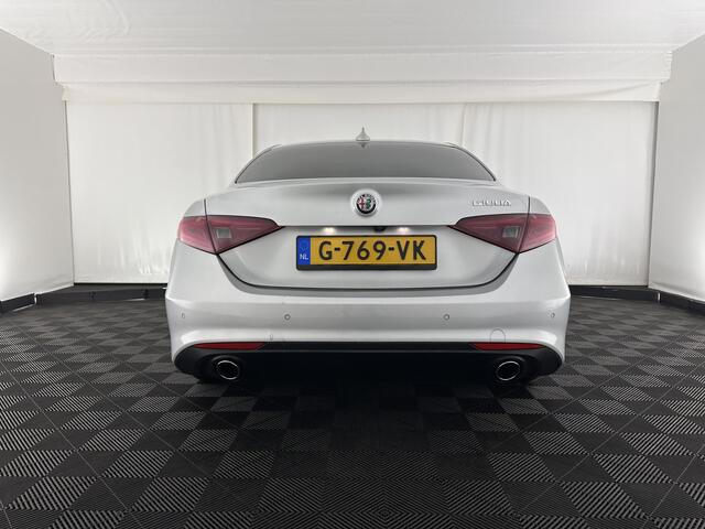 Alfa Romeo GIULIA 2.2 Super Aut. *LEATHER-FABRIC | XENON | MEMORY-PACK | NAVI-FULLMAP | CAMERA | HEATED-COMFORT-SEATS | KEYLESS | PRIVACY-GLASS | SHIFT-PADDLES | ECC | PDC | CRUISE | 17''ALU*