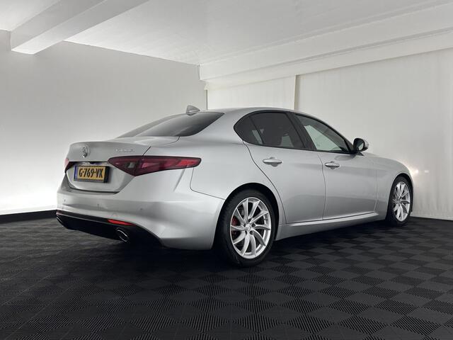 Alfa Romeo GIULIA 2.2 Super Aut. *LEATHER-FABRIC | XENON | MEMORY-PACK | NAVI-FULLMAP | CAMERA | HEATED-COMFORT-SEATS | KEYLESS | PRIVACY-GLASS | SHIFT-PADDLES | ECC | PDC | CRUISE | 17''ALU*