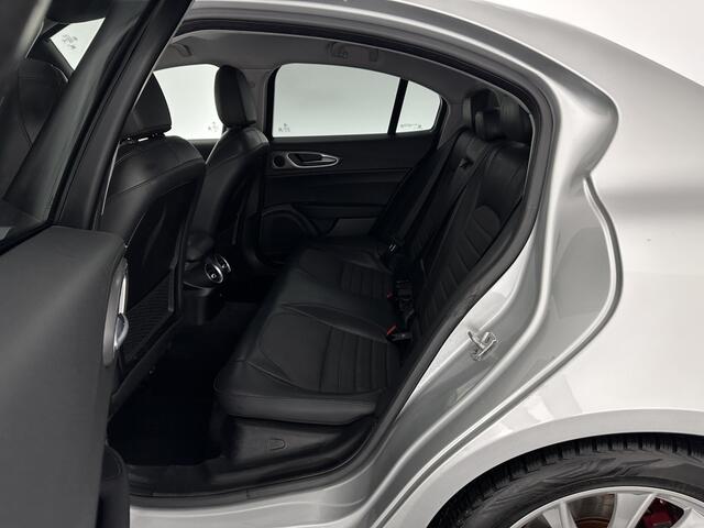 Alfa Romeo GIULIA 2.2 Super Aut. *LEATHER-FABRIC | XENON | MEMORY-PACK | NAVI-FULLMAP | CAMERA | HEATED-COMFORT-SEATS | KEYLESS | PRIVACY-GLASS | SHIFT-PADDLES | ECC | PDC | CRUISE | 17''ALU*