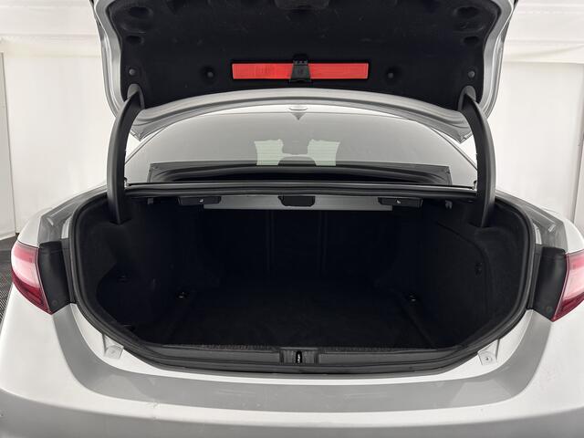 Alfa Romeo GIULIA 2.2 Super Aut. *LEATHER-FABRIC | XENON | MEMORY-PACK | NAVI-FULLMAP | CAMERA | HEATED-COMFORT-SEATS | KEYLESS | PRIVACY-GLASS | SHIFT-PADDLES | ECC | PDC | CRUISE | 17''ALU*