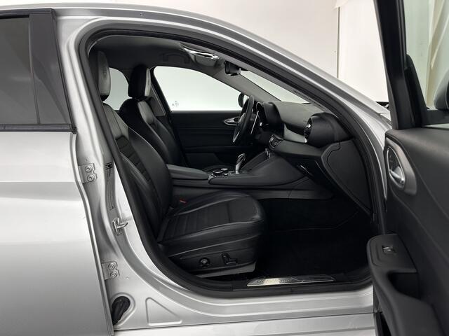 Alfa Romeo GIULIA 2.2 Super Aut. *LEATHER-FABRIC | XENON | MEMORY-PACK | NAVI-FULLMAP | CAMERA | HEATED-COMFORT-SEATS | KEYLESS | PRIVACY-GLASS | SHIFT-PADDLES | ECC | PDC | CRUISE | 17''ALU*