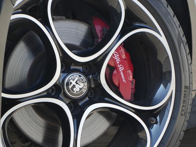 Alfa Romeo GIULIA 2.0 Turbo 280 PK Competizione Q4 AWD | Pano | Veloce | 19"