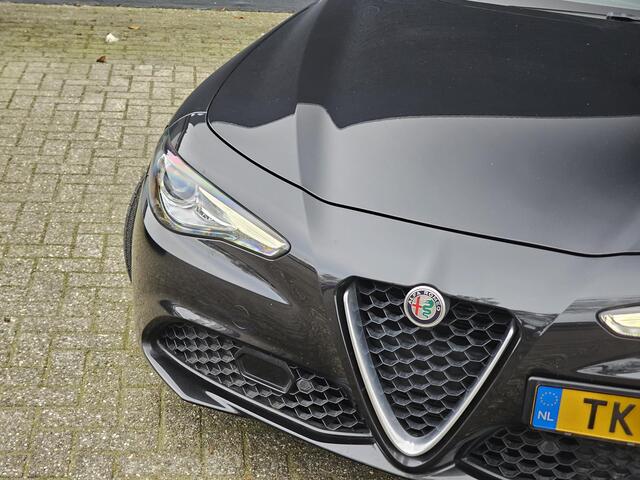 Alfa Romeo GIULIA 2.0T Super / VELOCE INT. / XENON / NAVI / TREKH.