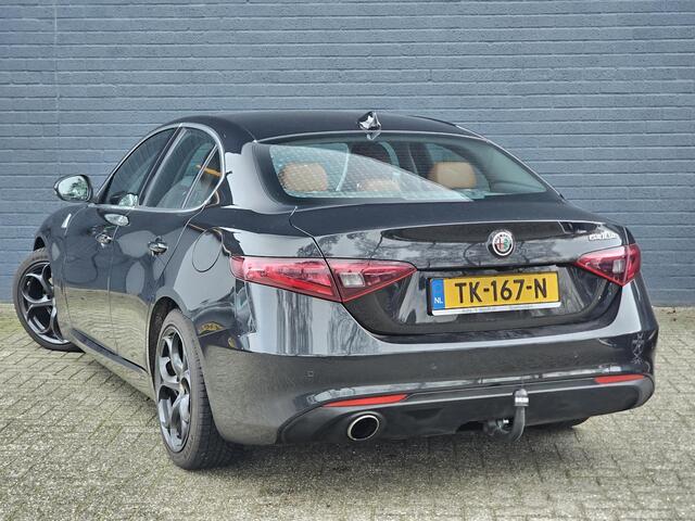 Alfa Romeo GIULIA 2.0T Super / VELOCE INT. / XENON / NAVI / TREKH.