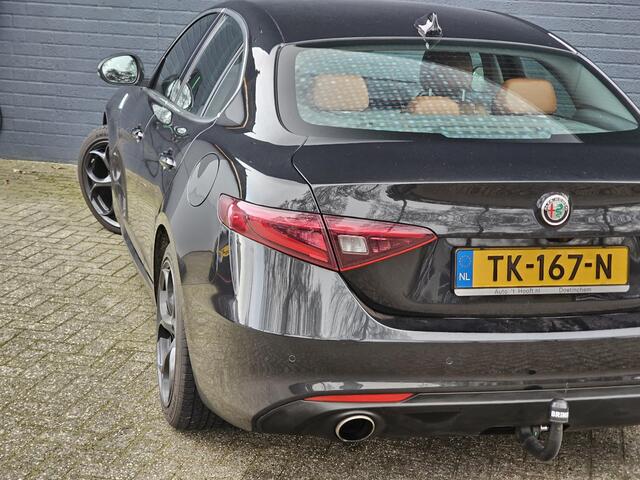 Alfa Romeo GIULIA 2.0T Super / VELOCE INT. / XENON / NAVI / TREKH.