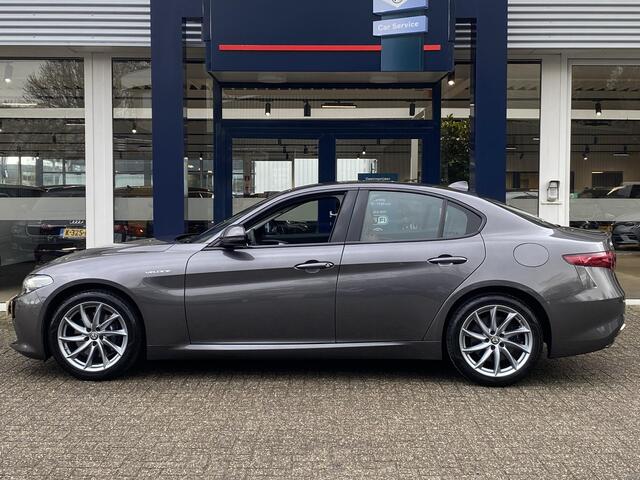 Alfa Romeo GIULIA 2.0 T AWD Veloce / Automaat / NL-Auto / 1e-Eigenaar / Vol-Leder / Stuur-/Stoelverwarming / Elektr.-Stoelen met Geheugen / Flippers / Cruise-Control / Climate-Control / DAB Radio-Bluetooth / Navi / PDC V+A / 18'' LMV / ENZ.