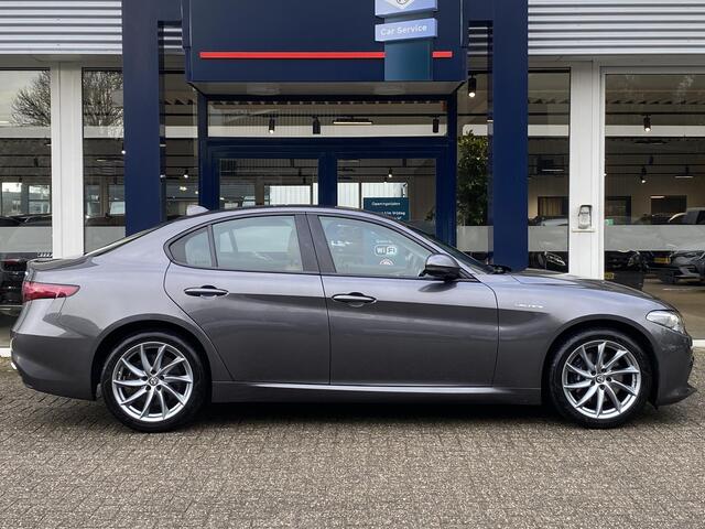 Alfa Romeo GIULIA 2.0 T AWD Veloce / Automaat / NL-Auto / 1e-Eigenaar / Vol-Leder / Stuur-/Stoelverwarming / Elektr.-Stoelen met Geheugen / Flippers / Cruise-Control / Climate-Control / DAB Radio-Bluetooth / Navi / PDC V+A / 18'' LMV / ENZ.