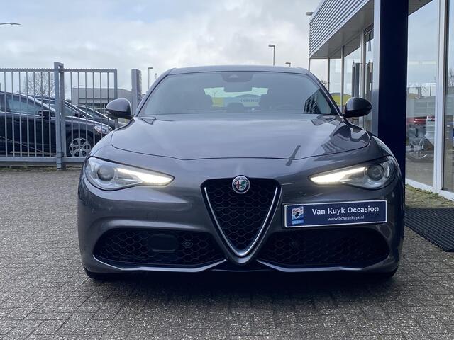 Alfa Romeo GIULIA 2.0 T AWD Veloce / Automaat / NL-Auto / 1e-Eigenaar / Vol-Leder / Stuur-/Stoelverwarming / Elektr.-Stoelen met Geheugen / Flippers / Cruise-Control / Climate-Control / DAB Radio-Bluetooth / Navi / PDC V+A / 18'' LMV / ENZ.